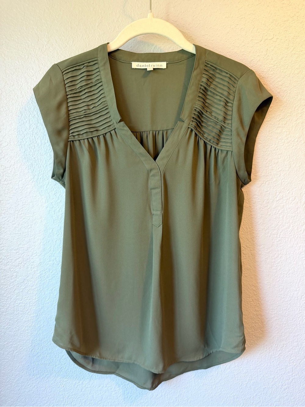 Daniel Rainn Pleated Yoke V-Neck Blouse, EUC, Small Petite. Olive Green.